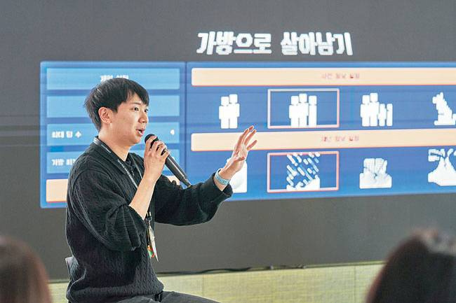 김정빈 카이스트 전산학부 학생이 3일 개강 워크숍에서 지난해 ‘테크포임팩트 캠퍼스’ 프로젝트를 설명하고 있다. 카카오 제공