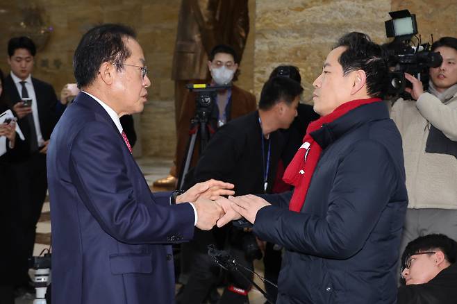 홍준표 대구시장이 지난 5일 서울 여의도 국회를 방문해 마은혁 헌법재판관 임명에 반대하며 무기한 단식농성을 벌이고 있는 국민의힘 박수영 의원을 격려하는 모습. 연합뉴스