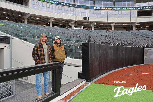 5일 대전 한화생명볼파크 개장식에 앞서 한화 라이언 와이스, 코디 폰세가 구장을 바라보고 있다. /한화 이글스 제공