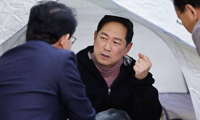 국민의힘 박수영 의원이 마은혁 헌법재판관 후보자 임명에 반대하며 무기한 단식 농성 3일째에 돌입한 4일 서울 여의도 국회 로텐더홀 박 의원 단식장을 격려 방문한 김상훈 정책위의장과 대화하고 있다. 뉴스1