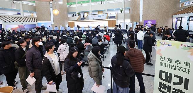 인천시 '천원주택' 예비입주자 신청 접수 (인천=연합뉴스) 임순석 기자 = 6일 인천시청 중앙홀에 마련된 천원주택 접수처에서 예비 입주자들이 접수를 하고 있다. 2025.3.6
soonseok02@yna.co.kr