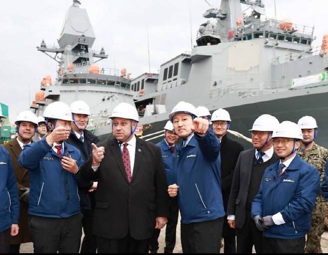 지난해 2월 HD현대 정기선 수석부회장이 카를로스 델 토로 미 해군성 장관에게 HD현대중공업 특수선 야드와 건조 중인 함정을 소개하고 있다.(사진=HD현대.)