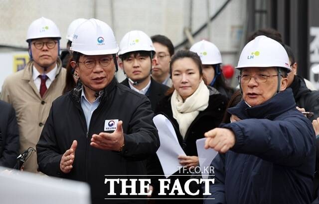 박상우(왼쪽) 국토교통부 장관이 지난 5일 서울 은평구 응암동 소재 신축매입임대 주택공급 현장을 방문해 이한준 한국토지주택공사(LH) 사장과 평면도를 살펴보고 있다. /뉴시스