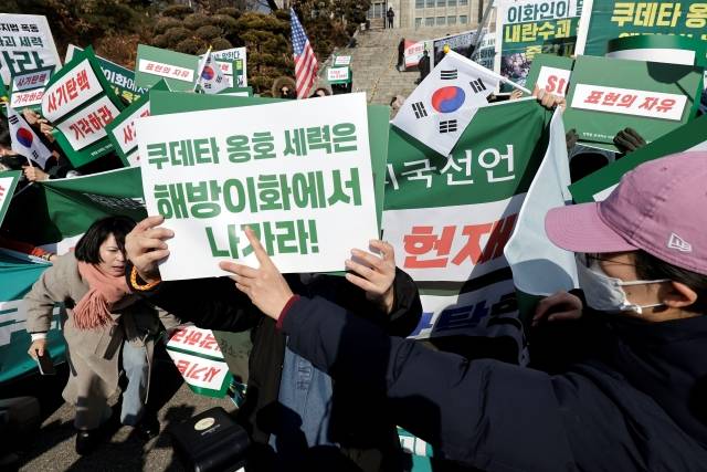 6일 대학가에 따르면 지난달 26일 서울 서대문구 이화여대 대강당 앞에서는 윤 대통령의 탄핵 찬반 집회가 진행됐다.다만 윤 대통령의 지지자들이 학교로 모여들기 시작하면서 일대가 혼란을 빚었다. /뉴시스