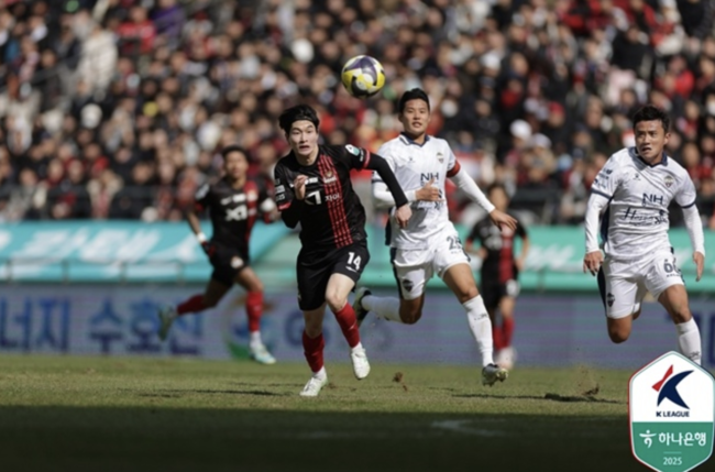 잔디 이슈가 일어난 지난 3일 FC서울-김천상무 경기. /사진=한국프로축구연맹 제공