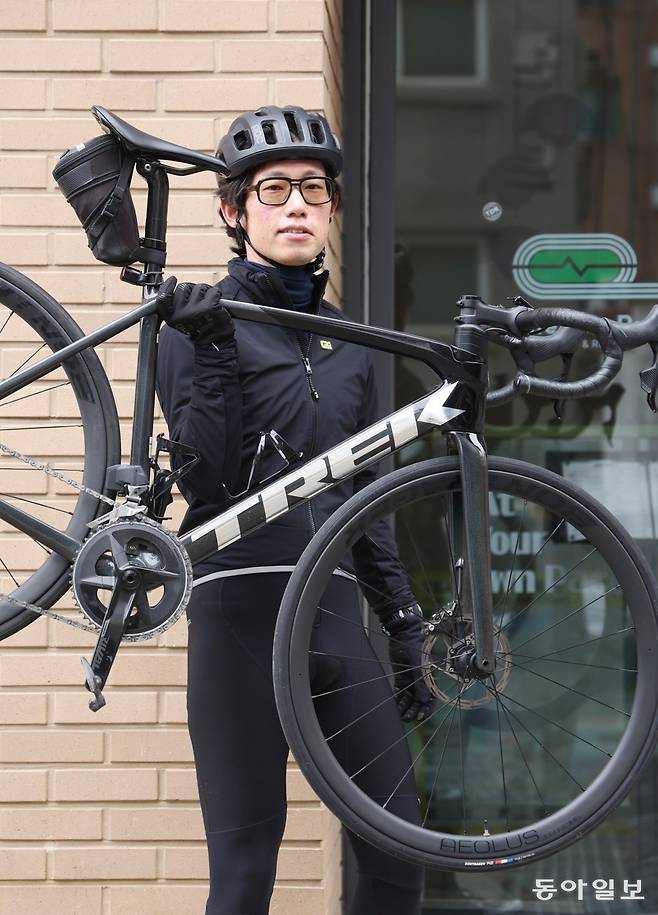 이윤재 씨가 서울 용산구 후암동 ‘카페 유어 페이스’ 앞에서 사이클을 들고 포즈를 취했다. 2011년부터 사이클을 탄 그는 서울 동대문구 장안동 집에서 출발해 중랑천과 한강변을 질주한 뒤 남산을 넘어 후암동 카페로 출근한다. 신원건 기자 laputa@donga.com