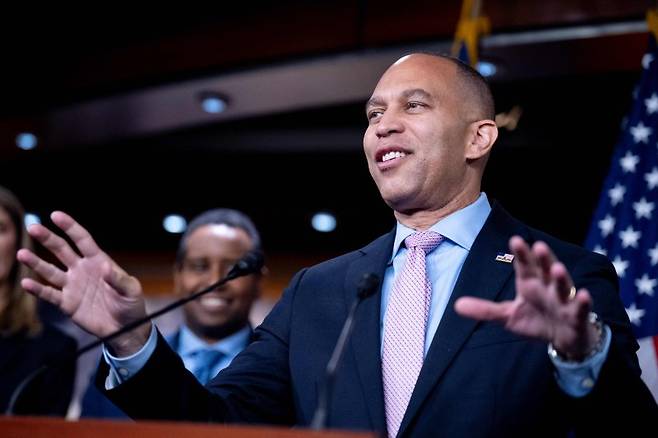 제프리스 하킴(민주·뉴욕) 미국 민주당 하원 대표가 지난해 11월 19일(현지시간) 의사당에서 기자회견을 하고 있다. 하킴 대표는 7일 마이크 존슨 하원 의장이 제안한 임시예산안을 거부한다고 밝혔다. AFP 연합