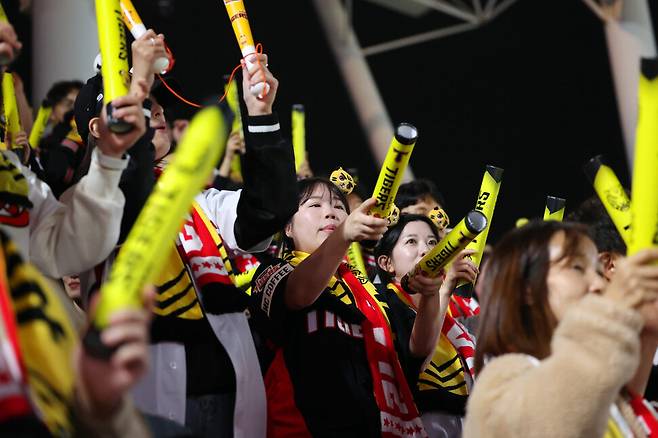 2024년 한국 프로야구 흥행 돌풍 뒤에는 20·30대 여성 관중 증가가 있었다. 2024년 10월28일 광주 기아챔피언스필드에서 기아(KIA) 여성 팬들이 응원전을 펼치고 있다. 연합뉴스