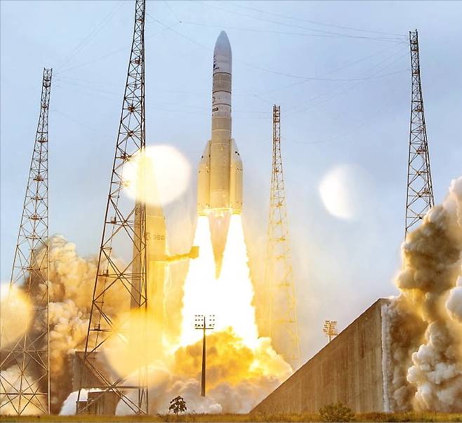 프랑스 군사정찰위성을 실은 유럽의 차세대 로켓 아리안 6호가 6일(현지시간) 프랑스령 기아나의 쿠루 우주센터에서 거대한 화염을 뿜으며 날아오르고 있다. /로이터연합뉴스