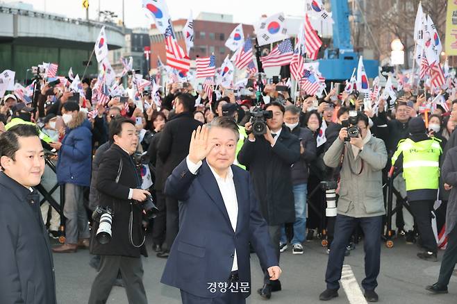 8일 오후 구속 취소로 석방된 윤석열 대통령이 서울 한남동 관저로 귀가하며 지지자들과 인사하고 있다.2025.3.8. 이준헌 기자