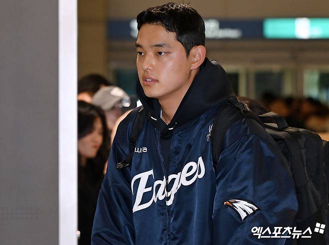 한화 이글스 선수단이 스프링캠프 참가를 위해 22일 오전 인천국제공항을 통해 호주 멜버른으로 출국했다. 한화 문동주가 출국 수속을 밟고 있다. 엑스포츠뉴스 DB