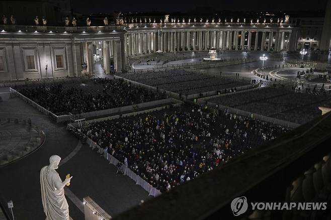 교황 쾌유 기원하기 위해 바티칸 성 베드로 광장에 모인 신자들 (바티칸 EPA=연합뉴스) 7일(현지시간) 바티칸 성 베드로 광장에서 열린 묵주 기도회에서 신자들이 프란치스코 교황의 건강 회복을 기원하고 있다. 2025.03.07 photo@yna.co.kr