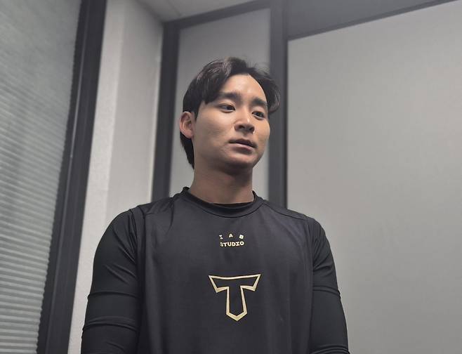 사과하는 홍종표 (부산=연합뉴스) 김경윤 기자 = KIA 타이거즈 홍종표가 8일 부산 사직구장에서 열리는 2025 프로야구 시범경기 롯데 자이언츠와 방문 경기를 앞두고 사생활 논란에 관해 사과하고 있다. 2025.3.8. cycle@yna.co.kr