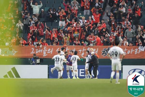 강원FC 선수단이 9일 전주월드컵경기장에서 치러진 전북현대와의 하나은행 K리그1 2025 4라운드 경기에서 득점 후 세리머니 중이다. 사진┃한국프로축구연맹