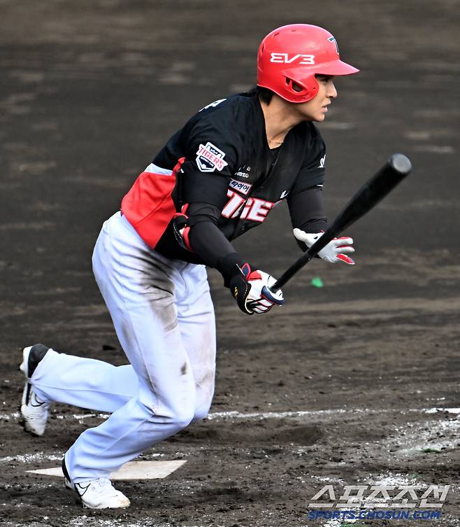 22일 일본 오키나와 코자신킨 스타디움에서 열린 KIA와 히로시마의 연습경기, KIA 홍종표가 타격을 하고 있다. 오키나와(일본)=허상욱 기자 wook@sportschosun.com/2025.02.22/