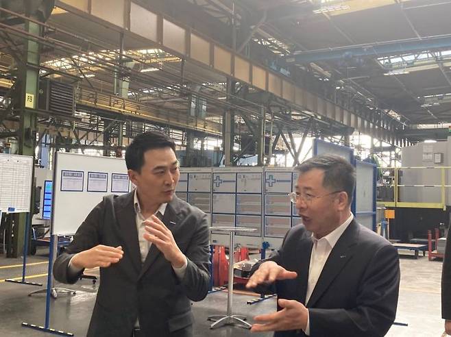 강경성 코트라 사장(오른쪽)은 지난 6일 체코 두산스코다파워 생산공장을 방문하고 한국수력원자력, 주체코대사관 등 관계자들과 '원전팀코리아' 간담회를 가졌다.