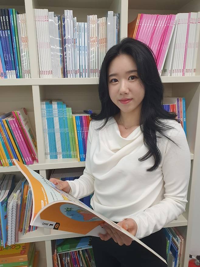 이소유 대리가 에이프릴 스프라우트 영어 교재 등 크레버스 교육 도서를 소개하고 있다. 윤현주 기자