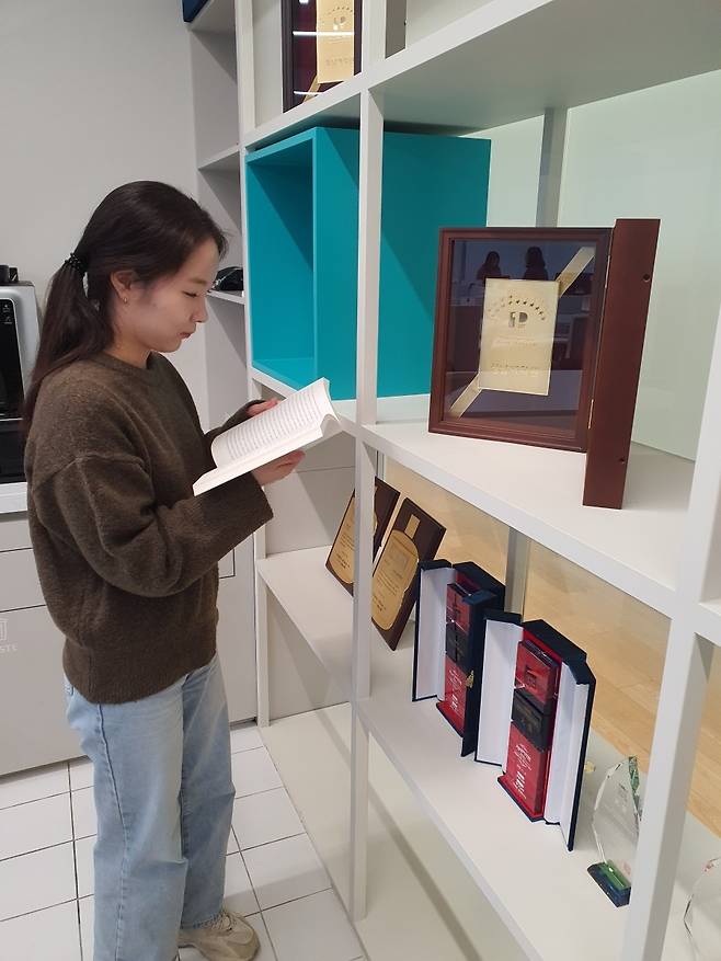 정연주 사원이 크레버스 어학원 교재를 살펴보고 있다. 윤현주 기자