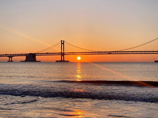 광안리에서 본 일출/사진=김지은 여행+ 기자