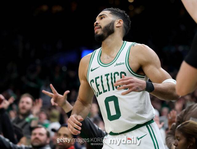 테이텀이 9일 레이커스와 경기에서 득점에 성공하고 있다. /게티이미지코리아