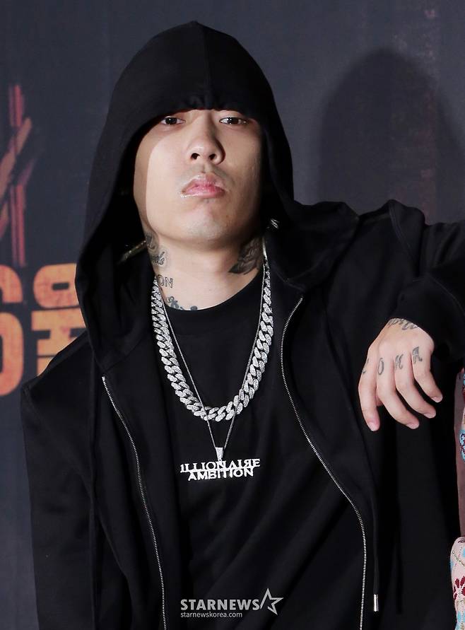 랩퍼 도끼가 30일 오전 서울 마포구 서교동 AA 디자인뮤지엄에서 진행된 엠넷 '쇼 미더 머니6' 제작발표회에 참석해 포즈를 취하고 있다. /사진=김창현 기자 chmt@