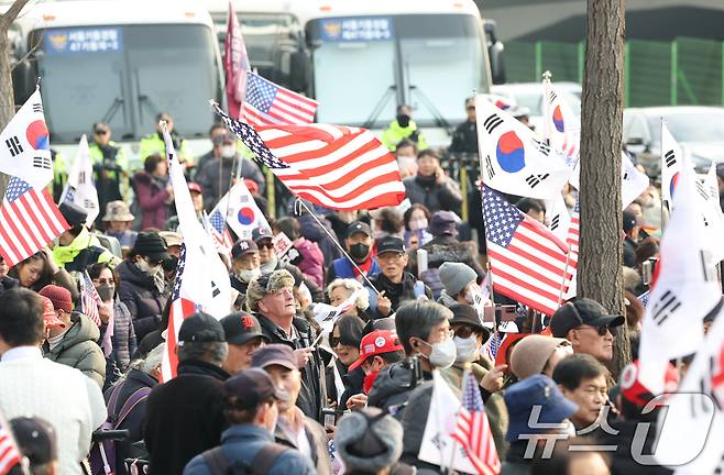 법원이 내란 수괴 혐의로 구속기소된 윤석열 대통령의 구속 취소를 인용한 7일 서울 용산구 한남동 대통령 관저 인근에 윤대통령 지지자들이 피켓을 들고 그의 석방을 환영하고 있다. 2025.3.7/뉴스1 ⓒ News1 권현진 기자