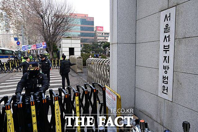 이날 재판에선 피고인 일부는 혐의를 부인했다. 이들 피고인 측에선 "다중을 위력을 보여 공수처 직원의 업무를 방해한 것이 없다. 피해자가 특정되지도 않은 상황"이라고 반발했다. /남윤호 기자