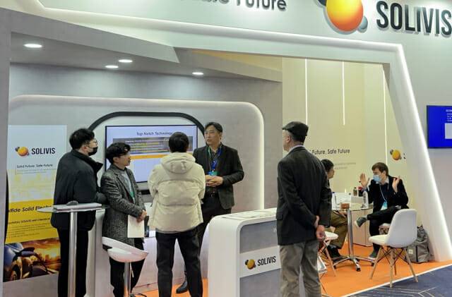 2025 인터배터리 솔리비스 부스를 찾은 방문객들에게 설명하고 있는 모습. (사진= 솔리비스)