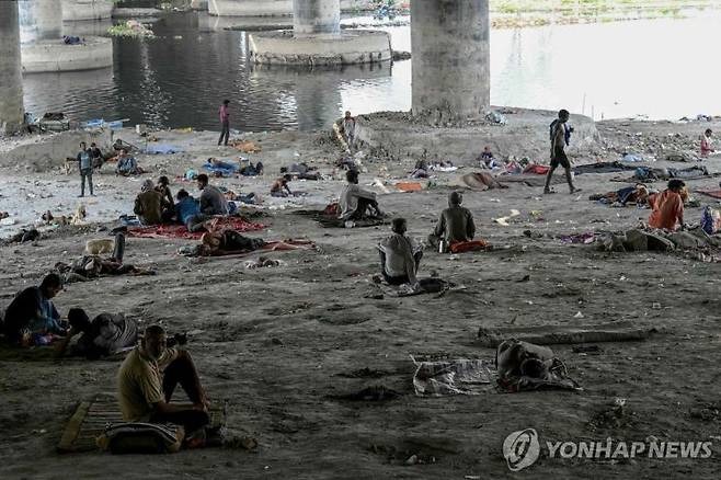 지난해 5월 31일 인도 뉴델리 야무나강 고가도로 아래서 피서 중인 노숙자들 AFP연합뉴스