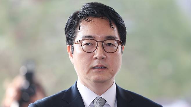 심우정 검찰총장이 10일 서울 서초구 대검찰청으로 향하며 취재진 질문에 답하고 있다./연합뉴스