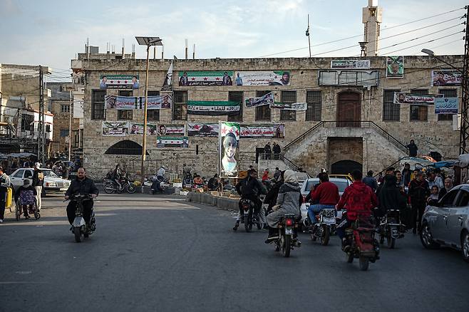 시리아인들이 9일 시리아 라타키아 자블레 마을에서 정부군과 전 시리아 정권 지지자들 간의 충돌로 인해 발생한 폭력 이후 거리에서 오토바이를 타고 있다. / EPA 연합뉴스