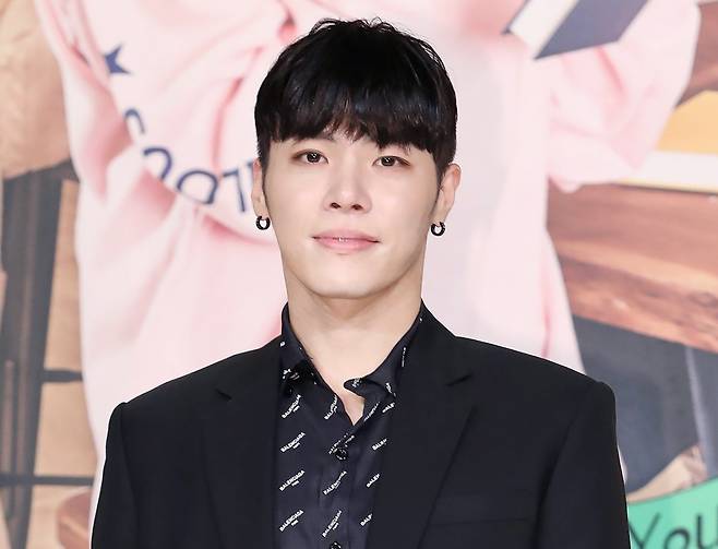 10일 가수 휘성이 갑작스럽게 세상을 떠났다는 비보가 전해졌다. 향년 43세. 이날 소속사 타조엔터테인먼트는 공식 입장을 통해 “이날 소속 아티스트인 휘성 님이 우리 곁을 떠났다"라며 "고인은 서울 자택에서 심정지 상태로 발견돼 사망 판정을 받았다"라고 알렸다. 소속사는 "갑작스러운 비보에 유가족을 비롯한 타조엔터테인먼트 동료 아티스트 및 임직원 모두 비통한 심정으로 고인을 애도하고 있다"라고 전하며 "큰 충격과 슬픔에 빠진 유가족을 위해 확인되지 않은 루머와 추측성 보도는 자제해 주시길 간곡히 부탁드린다"라고 당부했다. (뉴스1DB) 2025.3.10/뉴스1