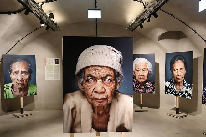 독일 쾰른의 나치기록박물관에서 지난 7일부터 열리고 있는 기획 전시 ‘2차 세계대전 시기의 제3세계’에 전시된 인도네시아 ‘위안부’ 피해자들의 초상화. 인도계 네덜란드인인 얀 배닝 작가의 작품으로, 독일에서는 처음 전시됐다. 장예지 특파원 penj@hani.co.kr