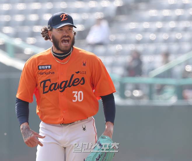 10일 오후 인천SSG랜더스필드에서 열린 2025 KB0리그 SSG랜더스와 한화이글스의 프로야구 시범경기에서 선발 폰세가 4회말 1사 1루 박성한을 병살 처리한 후 환호하고 있다. 인천=김민규 기자 /2025.03.10/