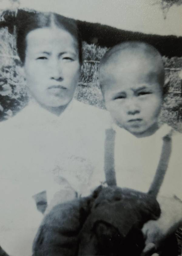 어린 시절의 백종만(오른쪽) YPP 회장과 그의 어머니. 백 회장 제공
