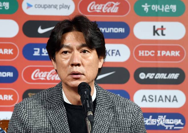 축구 국가대표팀 홍명보 감독이 10일 오전 서울 종로구 축구회관에서 '2026 북중미 월드컵' 아시아 3차 예선 B조 7차전 오만전과 8차전 요르단전에 나설 명단발표 기자회견을 갖고 있다. 축구대표팀은 오는 20일 고양종합운동장에서 FIFA 랭킹 80위 오만과 경기한 뒤, 25일 수원월드컵경기장에서 FIFA 랭킹 64위 요르단과 격돌한다. 황진환 기자
