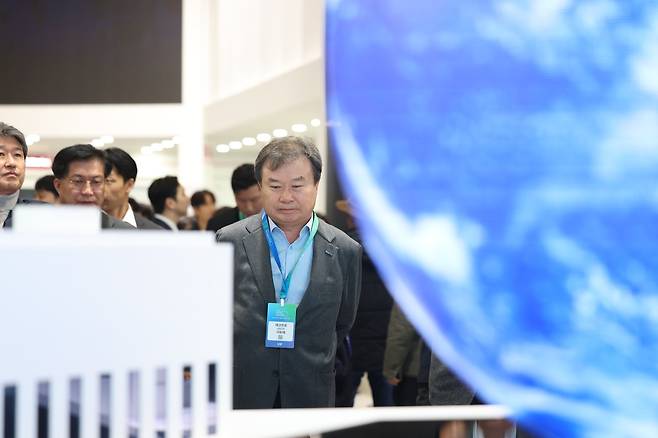 이동채 에코프로 창업주가 지난 6일 인터배터리2025에서 에코프로 부스를 방문해 전시관을 둘러보고 있다. 에코프로 제공