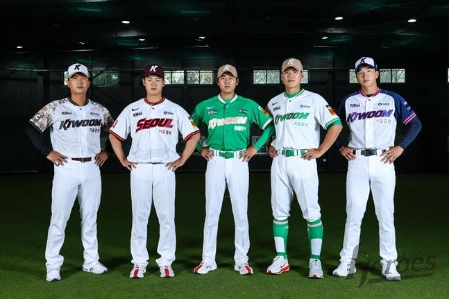 키움의 2025시즌 유니폼 7종을 입은 선수들. 왼쪽부터 김성민, 정현우, 하영민, 김윤하, 주승우. /사진=키움 히어로즈 제공