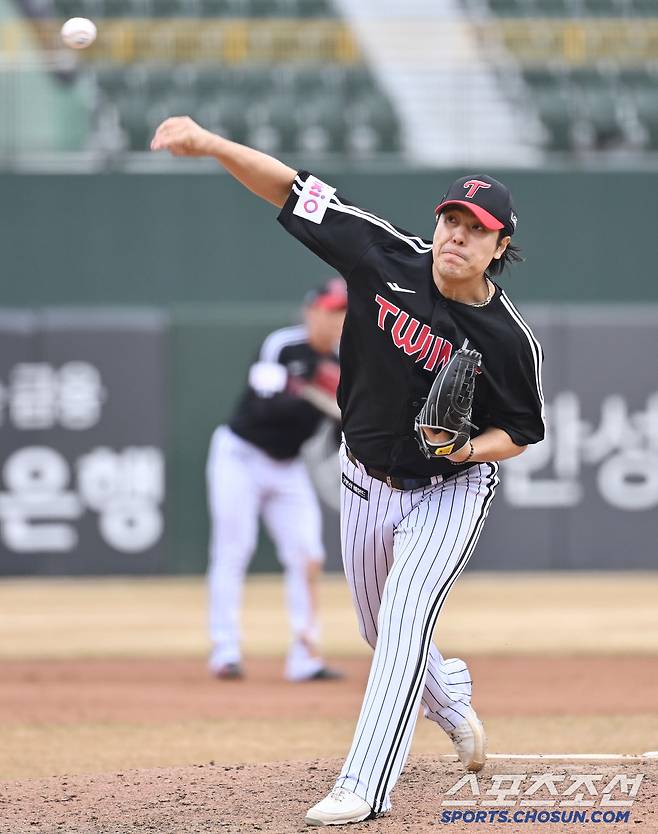 10일 부산 사직구장에서 열린 KBO리그 시범경기 롯데와 LG의 경기. 투구하고 있는 LG 김진성. 부산=송정헌 기자songs@sportschosun.com/2025.03.10/