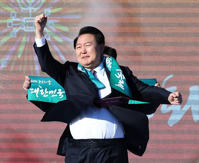 윤석열 대통령이 2023년 11월10일 오후 경기 수원 팔달구 서호 잔디광장에서 열린 제28회 농업인의 날 기념식에서 어퍼컷 세리머니를 하고 있다. 연합뉴스