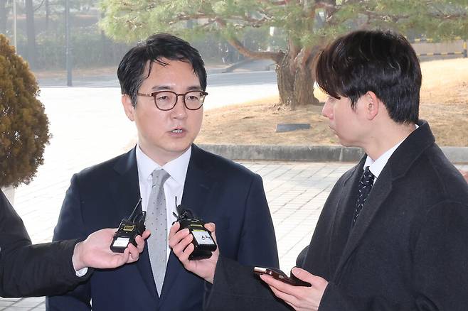 심우정 검찰총장이 2025년 3월10일 오전 서울 서초구 대검찰청으로 출근하며 기자들의 질문에 답하고 있다. 한겨레 김혜윤 기자 unique@hani.co.kr