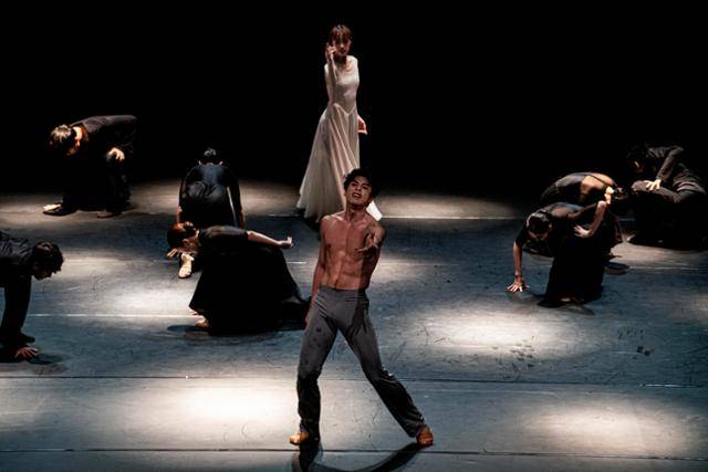 김희현(가운데) 발레리노가 2019년 창작 발레 'Ascension: 昇天' 무대에 올랐을 당시 모습. 김희현씨 제공