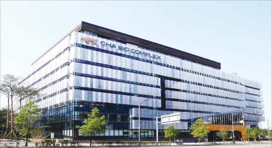 차바이오컴플렉스 전경(좌), 지씨셀센터 전경(우). (각 사 제공)