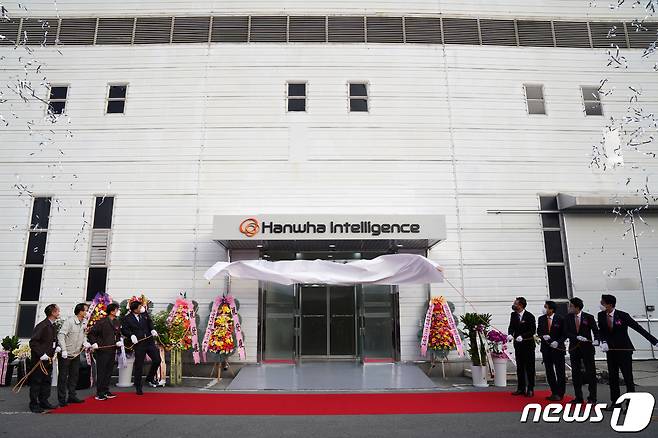 지난 2021년 대전에서 열린 한화시스템과 차량용 센서업체 트루윈이 합작해 설립한 '한화인텔리전스' 창립식에서 참석자들이 제막하고 있다. (한화시스템 제공) 2021.11.30/뉴스1