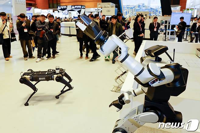 지난해 3월 서울 강남구 코엑스에서 열린 아시아 대표 스마트공장∙자동화산업전(Smart Factory+Automation World 2024)을 찾은 관람객들이 레인보우 로보틱스 부스를 둘러보고 있다. 2024.3.27/뉴스1 ⓒ News1 안은나 기자