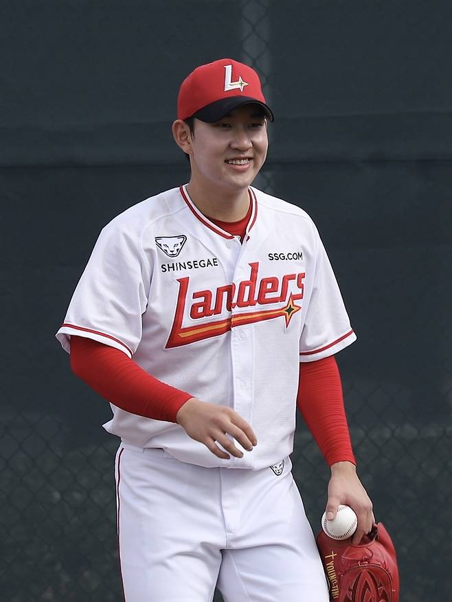 SSG 송영진이 미국 플로리다주 베로비치 재키 로빈슨 트레이닝 콤플렉스(JRTC)에서 진행 중인 2025 스프링캠프에서 불펜피칭 도중 웃음을 보이고 있다. 사진 | SSG 랜더스