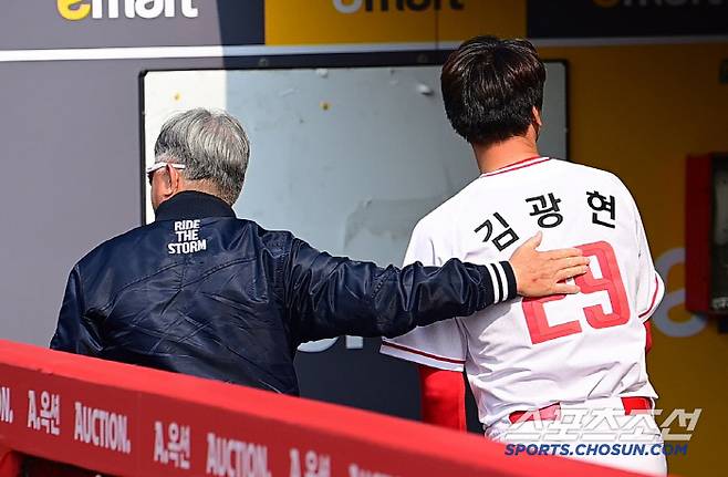 짧은 만남이었지만 따뜻한 정을 나눈 두 사람.