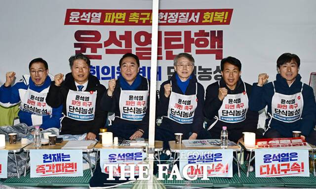 윤석열 대통령 파면을 촉구하면 단식에 들어간 위성곤·서영석·박수현·민형배 민주당 의원과 윤종오 진보당 의원, 한창민 사회민주당 대표(왼쪽부터)가 12일 오후 서울 종로구 광화문 인근 천막에서 구호를 외치고 있다. /이새롬 기자