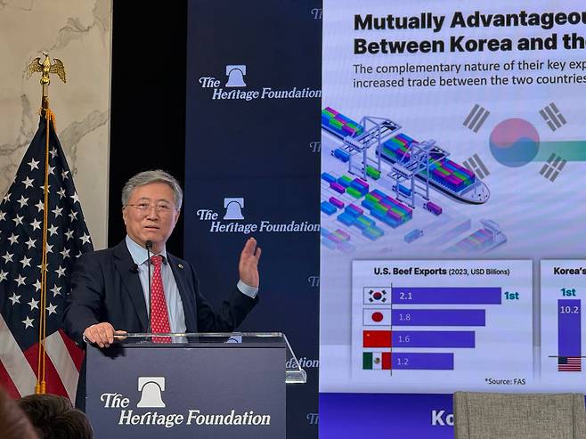 최중경 외교부 국제투자협력대사가 11일 워싱턴 DC 헤리티지재단 세미나에서 발언을 하고 있다. /워싱턴=김은중 특파원