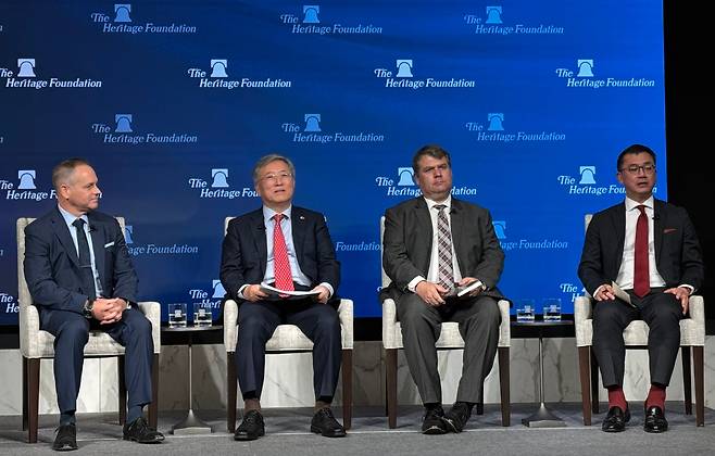 11일 미국 워싱턴 DC에서 열린 헤리티지재단 세미나에서 패널 토론이 이뤄지고 있다. 왼쪽부터 브렌트 새들러 해상 전투·첨단기술 담당 선임연구원, 최중경 외교부 국제투자협력대사, 잭 스펜서 에너지·환경 정책 담당 선임연구원, 앤서니 김 연구원. /워싱턴=김은중 특파원